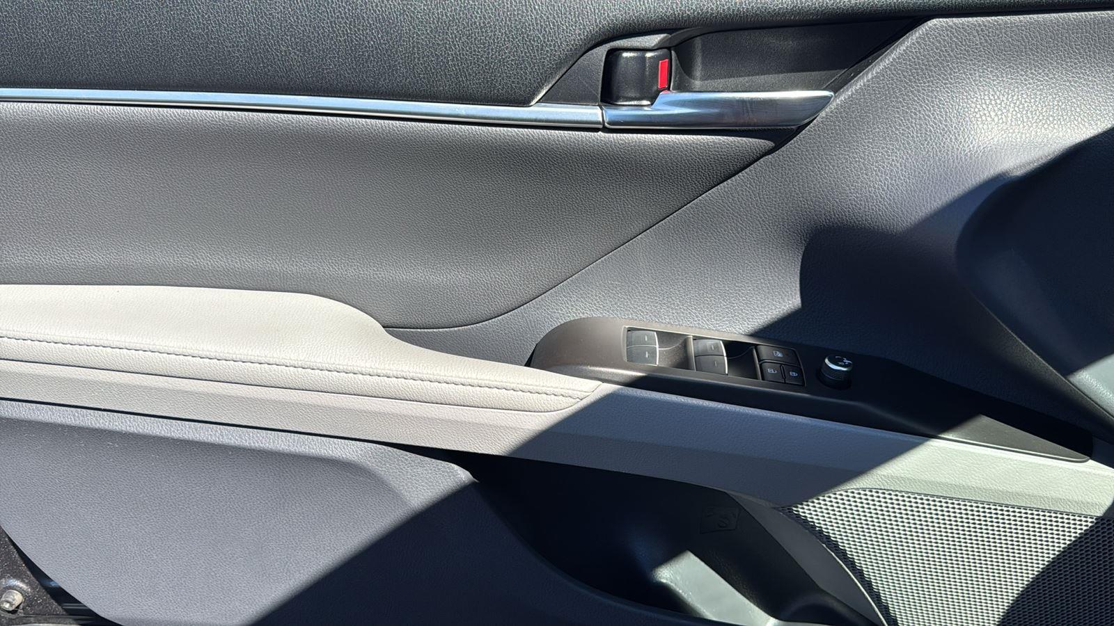 2023 Toyota Camry Hybrid XLE photo 11