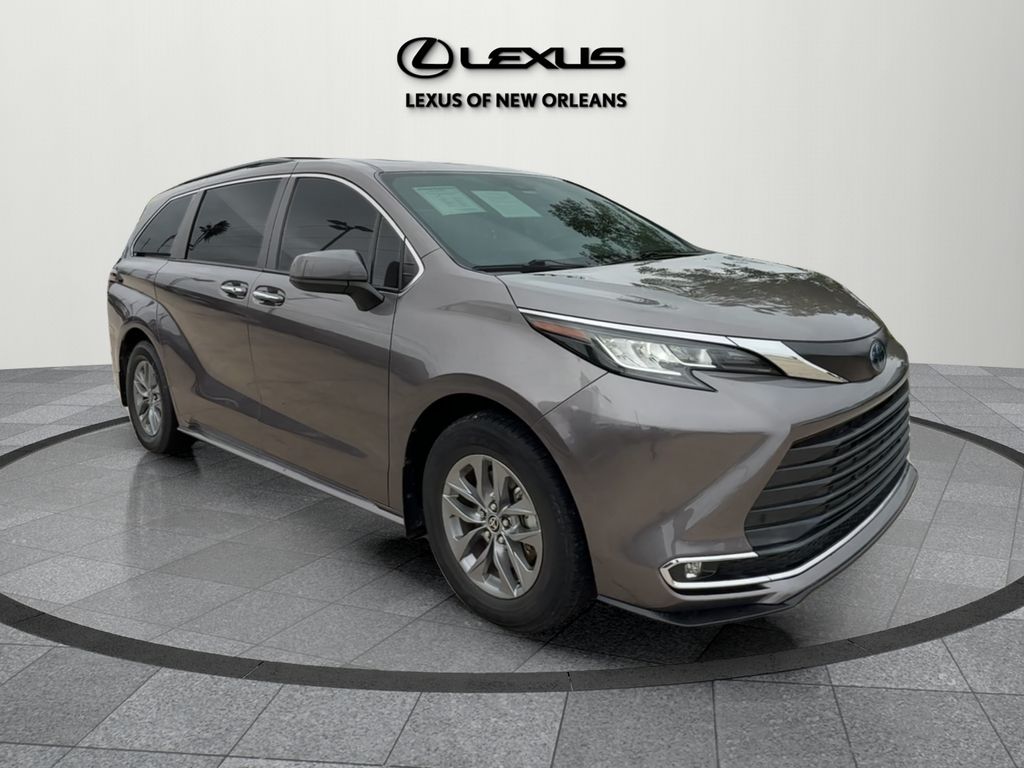 2022 Toyota Sienna XLE's photo