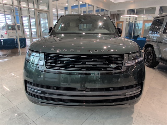 2025 Land Rover Range Rover SE photo 3
