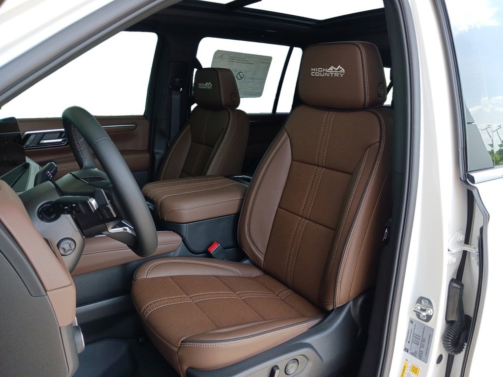2025 Chevrolet Suburban High Country photo 2