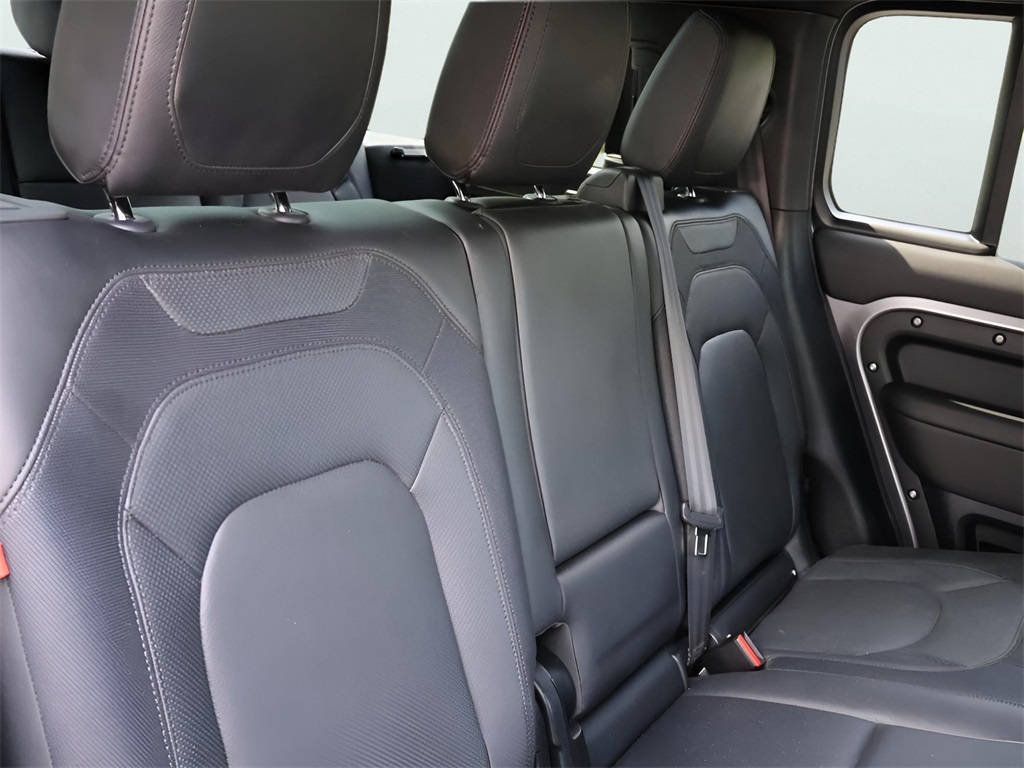 2024 Land Rover Defender 130 X-Dynamic SE photo 11