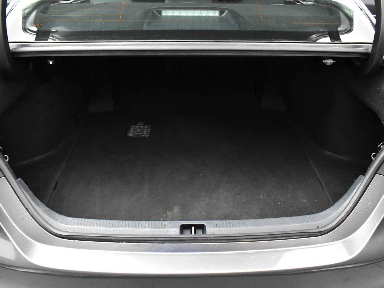 2022 Toyota Camry SE photo 9