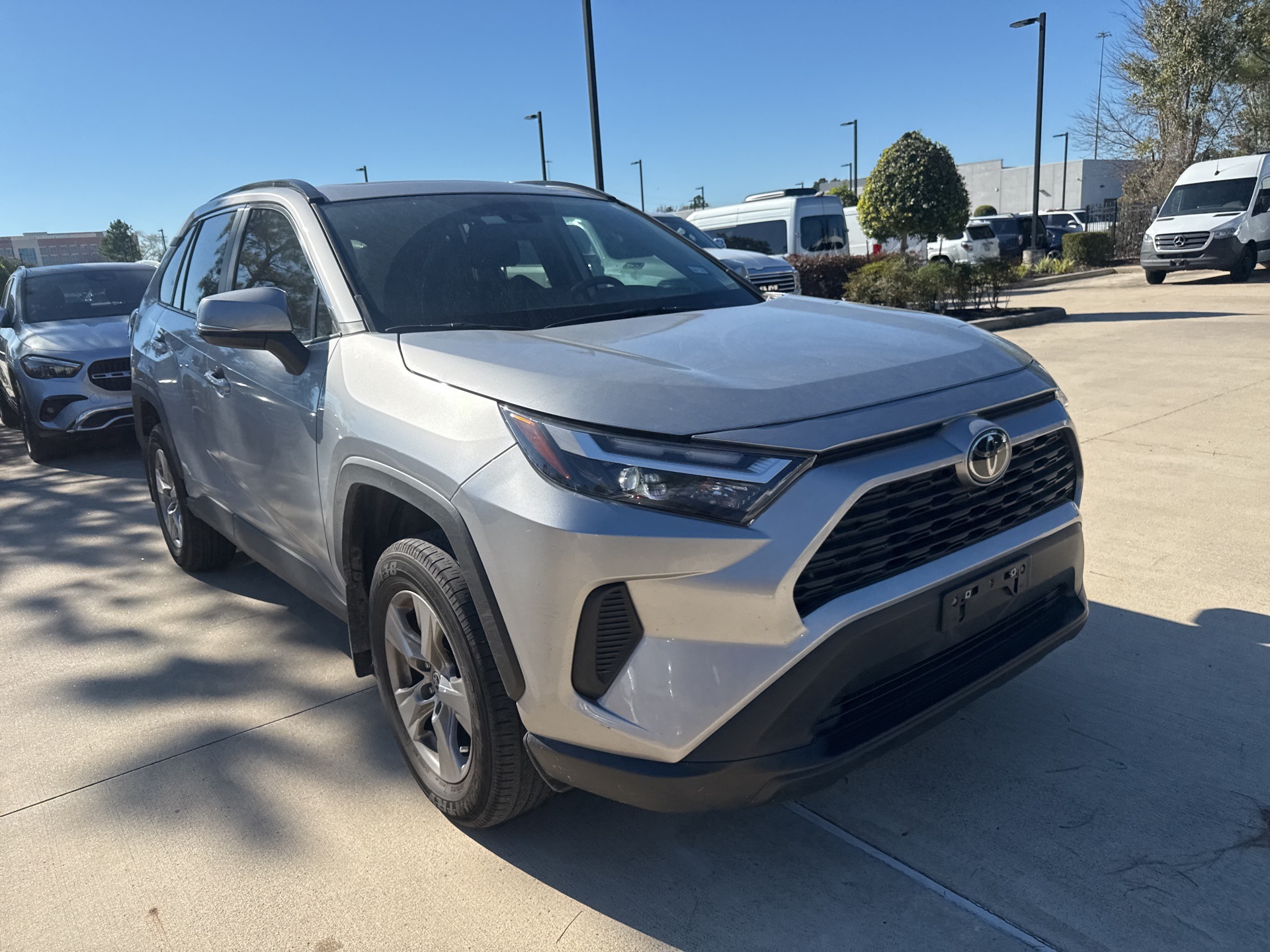 2023 Toyota RAV4 XLE's photo