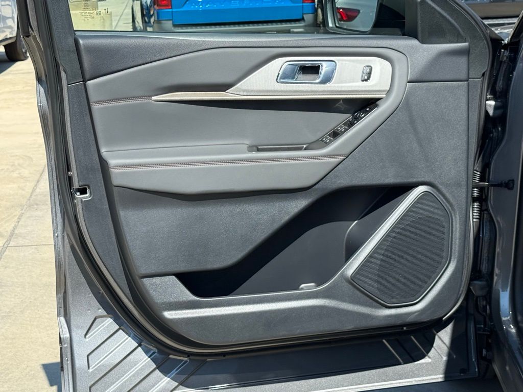 2025 Ford Explorer photo 14
