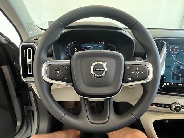 2025 Volvo XC40 Plus photo 17