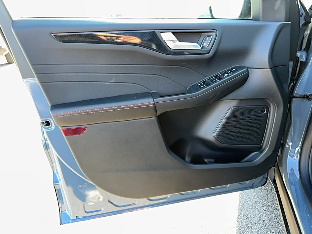 2025 Ford Escape Hybrid ST-Line photo 9