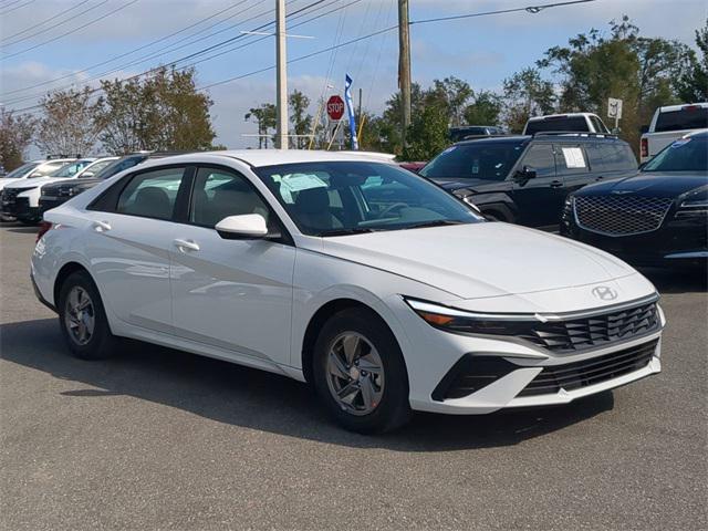 2025 Hyundai Elantra SE photo 3