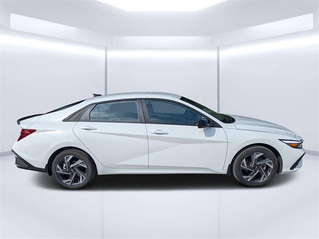 2025 Hyundai Elantra SEL Sport photo 2
