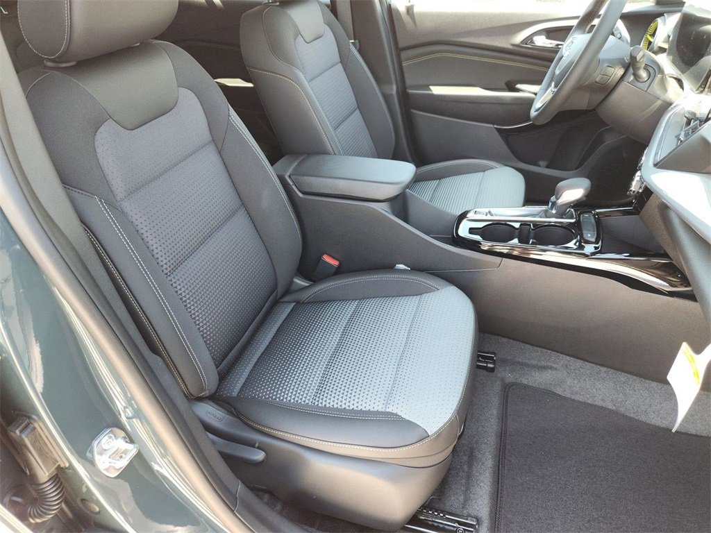 2025 Chevrolet Trax LT photo 22