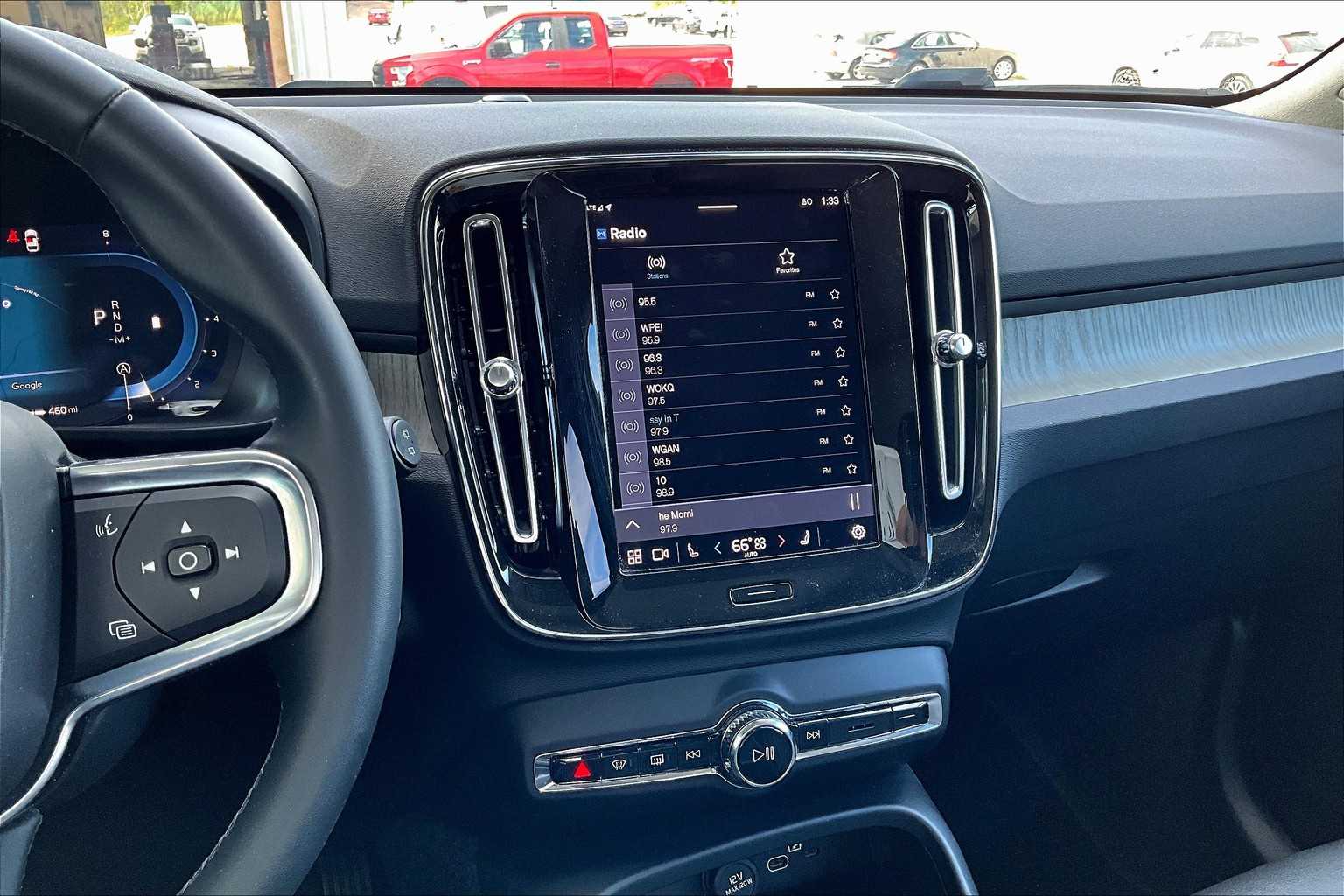 2025 Volvo XC40 Plus photo 6