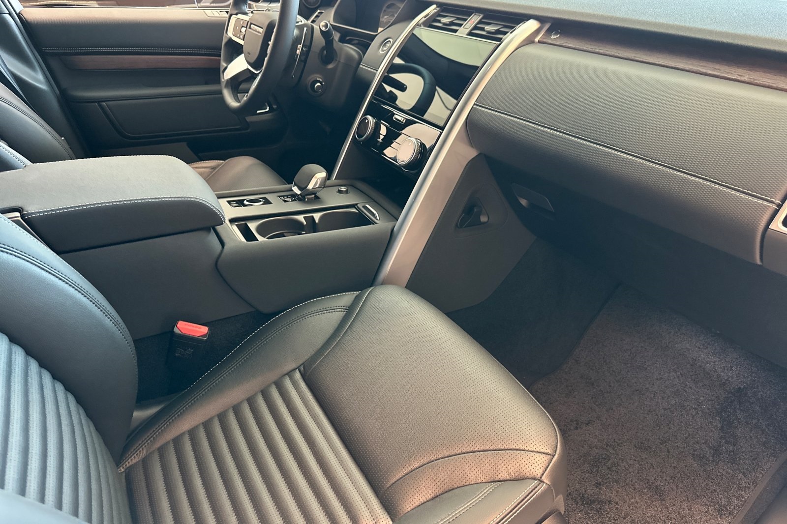 2025 Land Rover Discovery SE photo 19