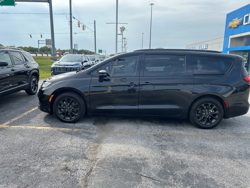 2021 Chrysler Pacifica Touring photo 4