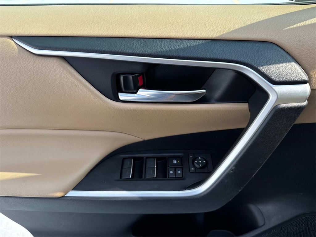 2022 Toyota RAV4 Hybrid XLE photo 19