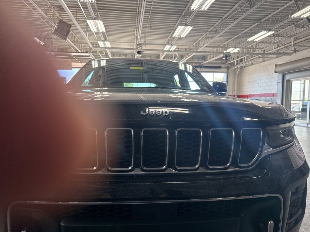 2021 Jeep Grand Cherokee Overland photo 4
