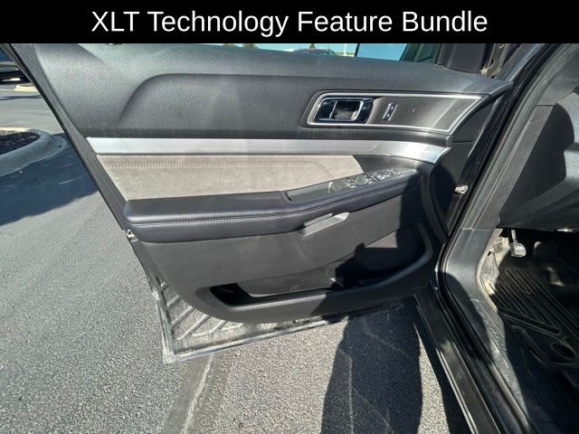 2017 Ford Explorer XLT photo 4