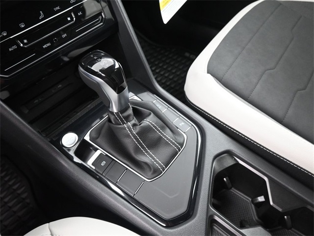 2025 Volkswagen Taos SE photo 28