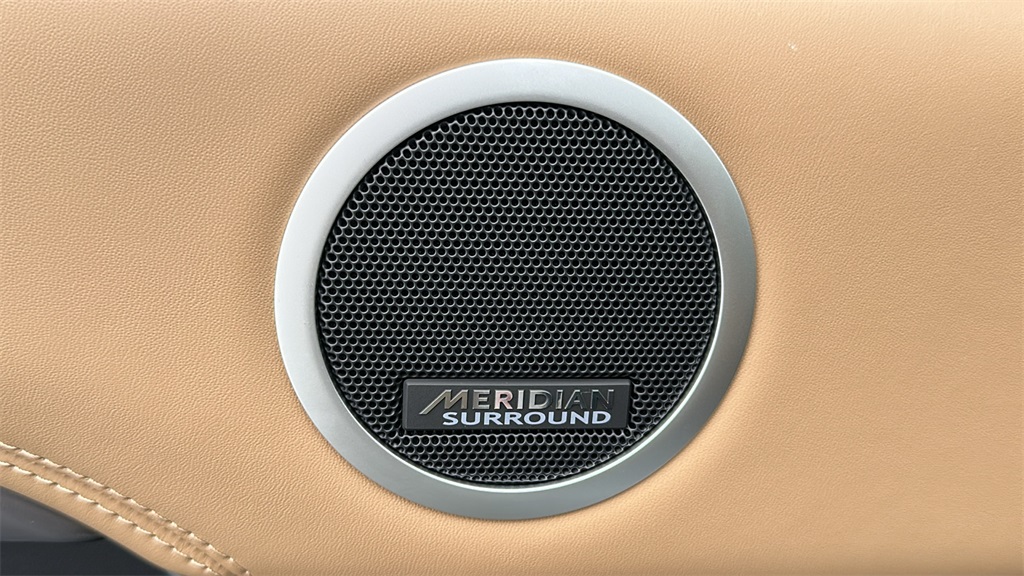 2025 Land Rover Discovery Metropolitan Edition photo 8