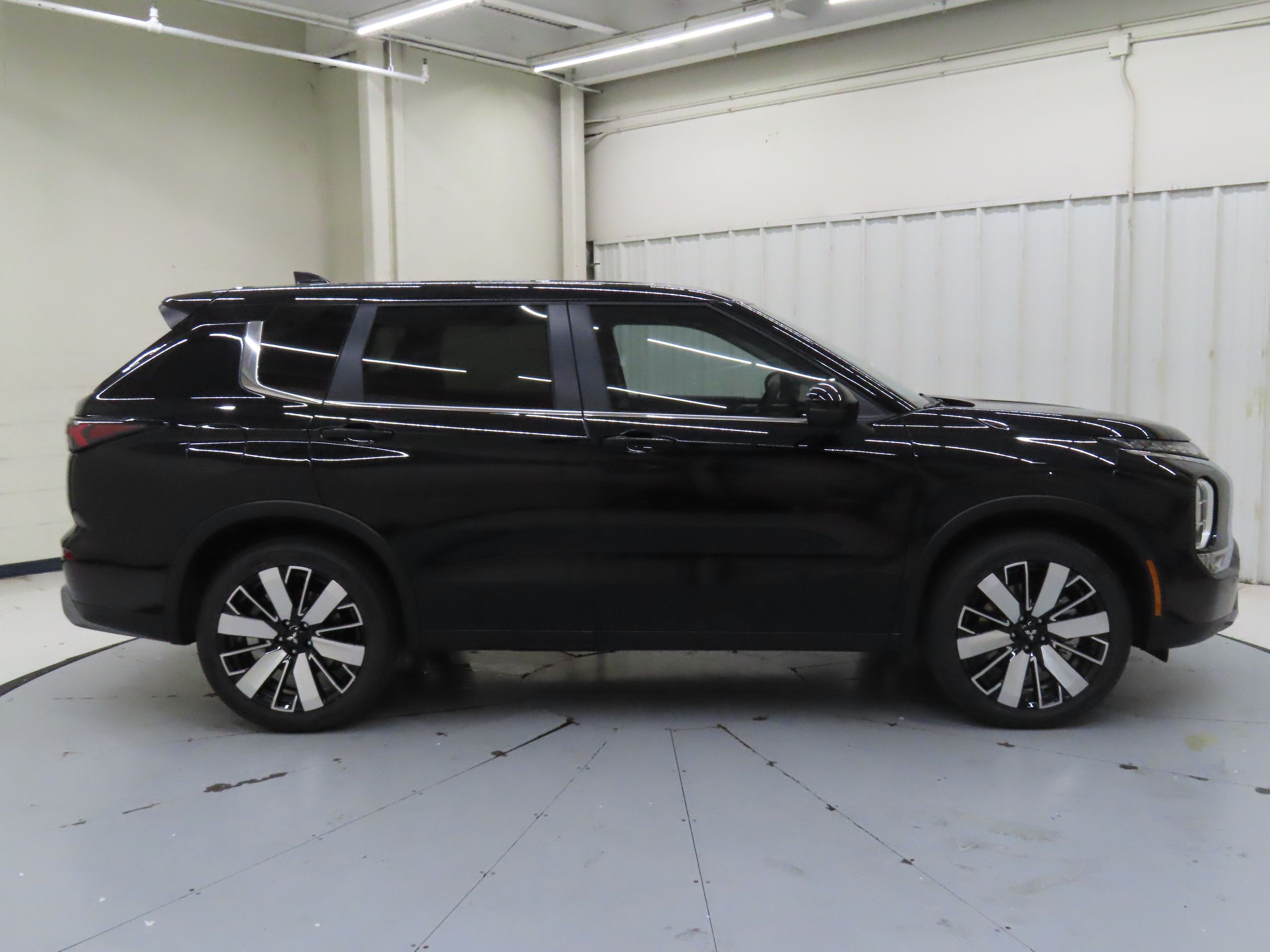 2025 Mitsubishi Outlander SE photo 2