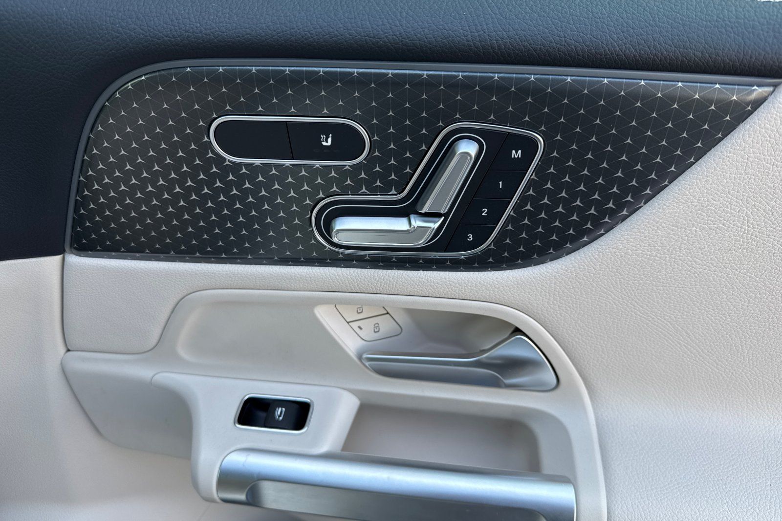 2025 Mercedes Benz GLB 250 photo 28
