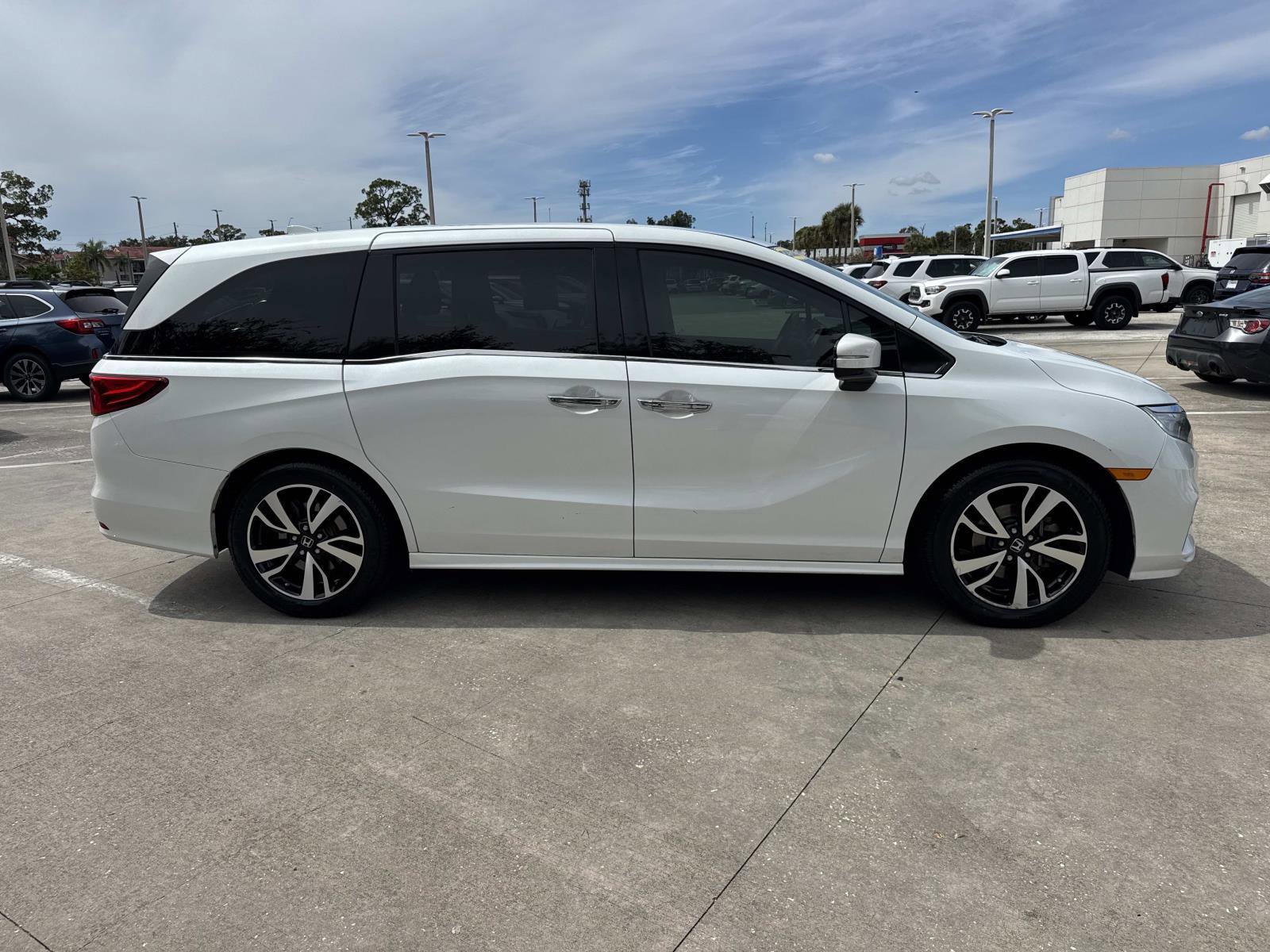 2020 Honda Odyssey Elite photo 2