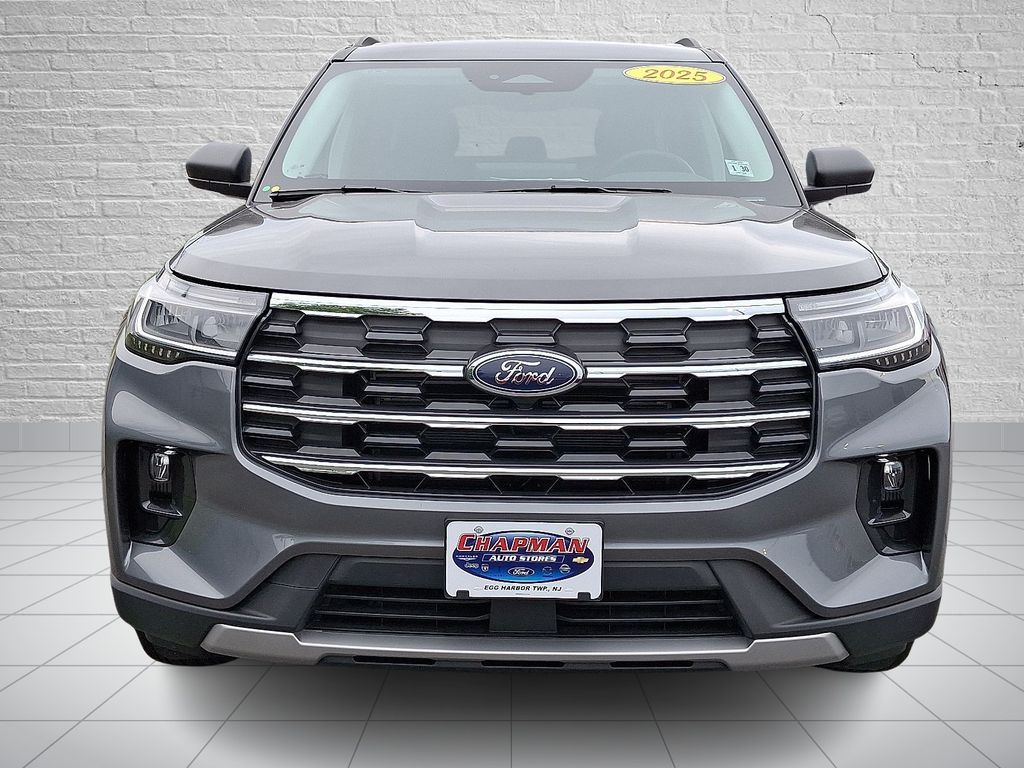2025 Ford Explorer photo 2