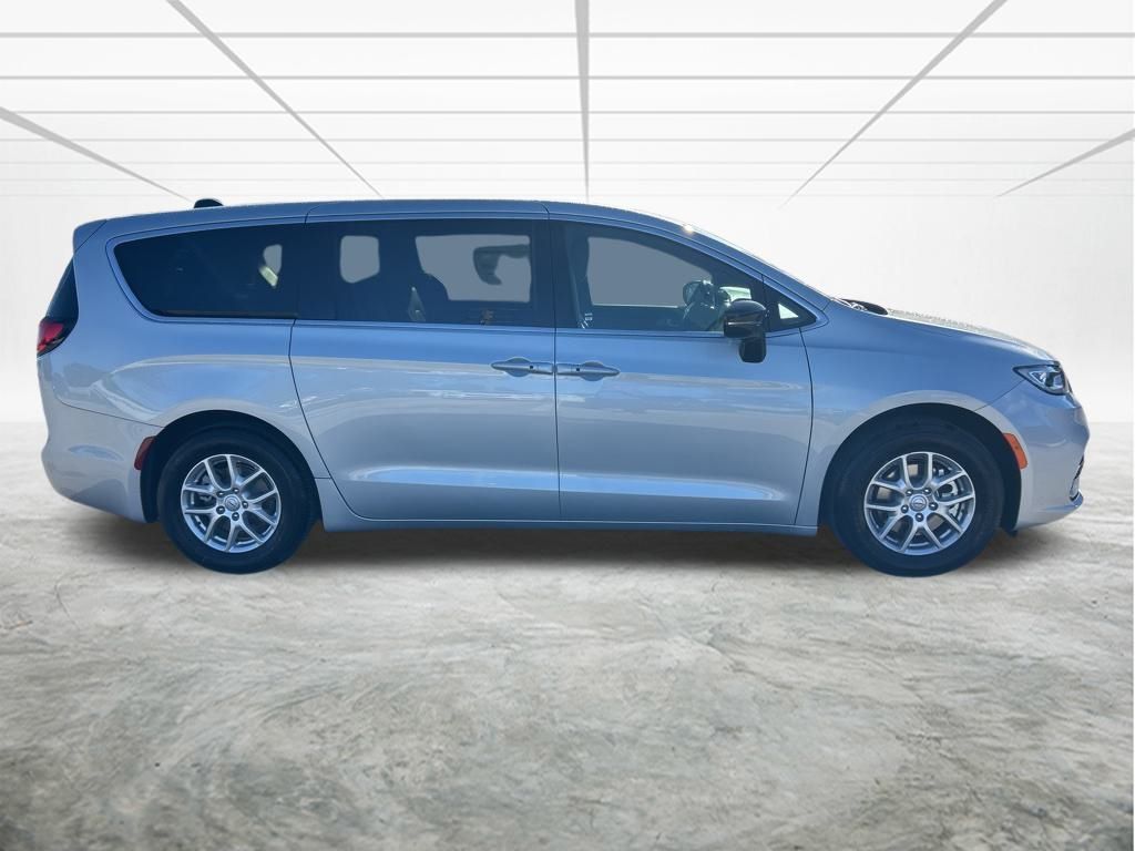 2026 Chrysler Pacifica photo 2