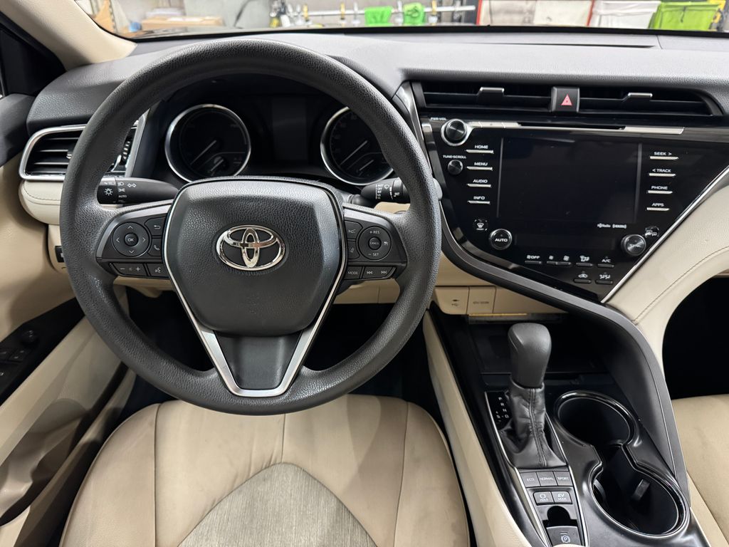 2018 Toyota Camry Hybrid LE photo 14