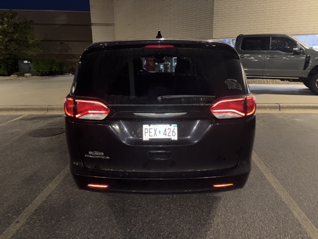 2017 Chrysler Pacifica Touring photo 4
