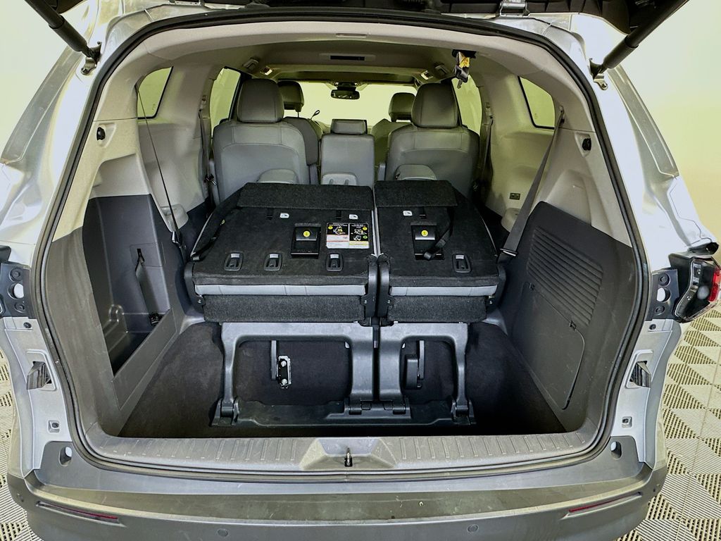 2024 Toyota Sienna XLE photo 25