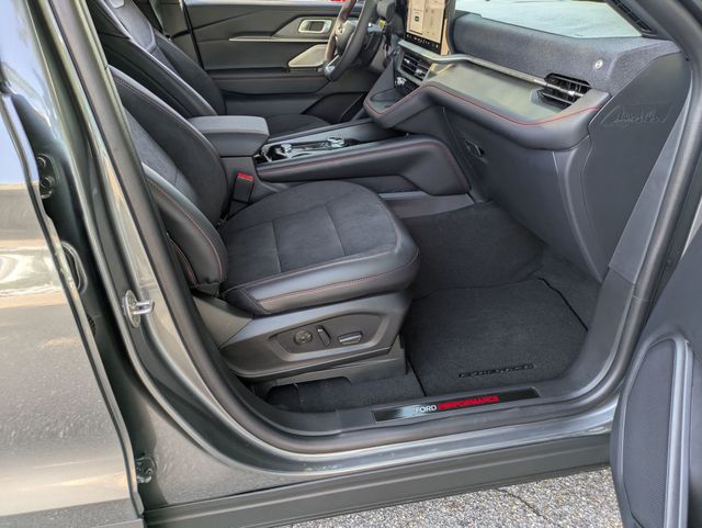 2025 Ford Explorer ST photo 28