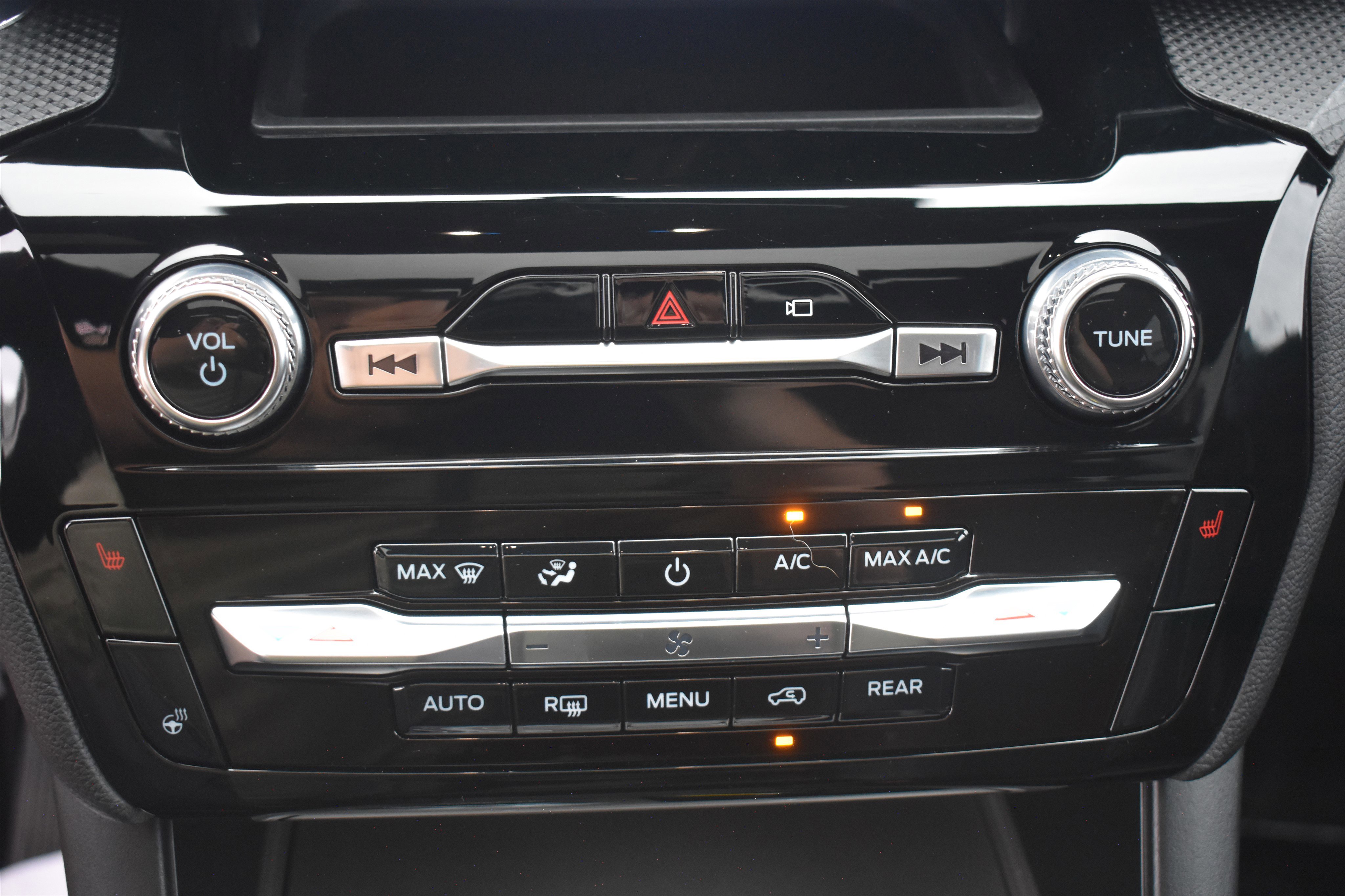2023 Ford Explorer ST-Line photo 17