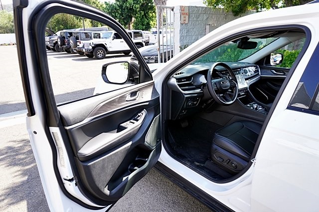 New 2023 Bright White Clear-Coat Exterior Paint Jeep 4xe image 42