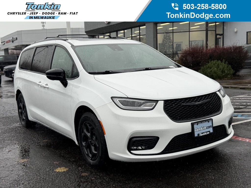 2023 Chrysler Pacifica Hybrid Limited's photo