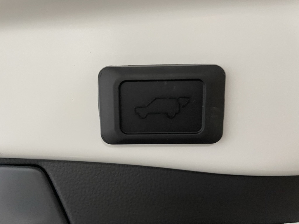 2024 Toyota RAV4 Hybrid SE photo 23