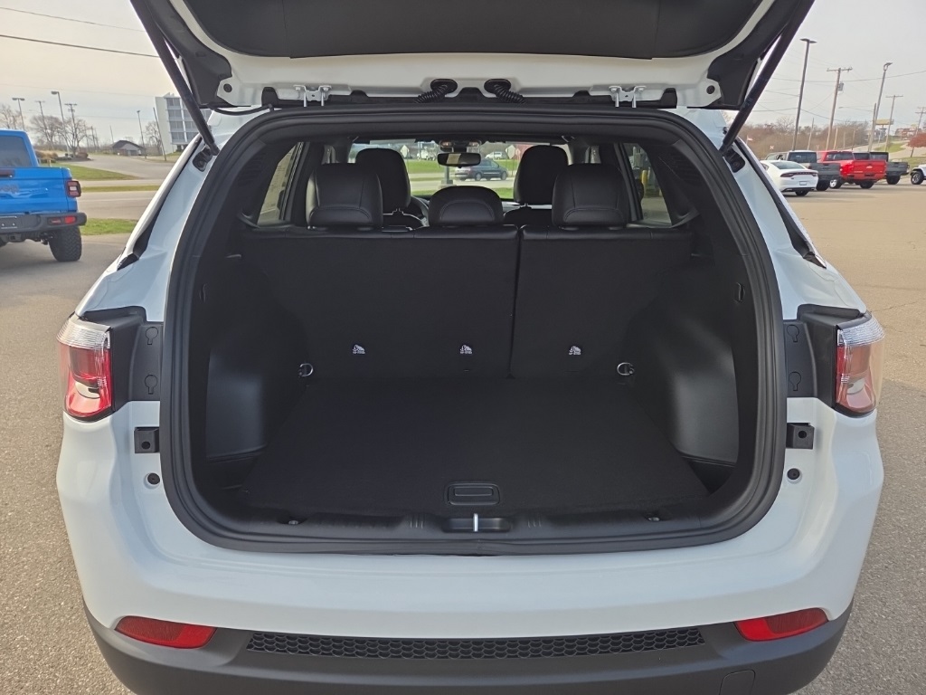 2026 Jeep Compass Latitude photo 3