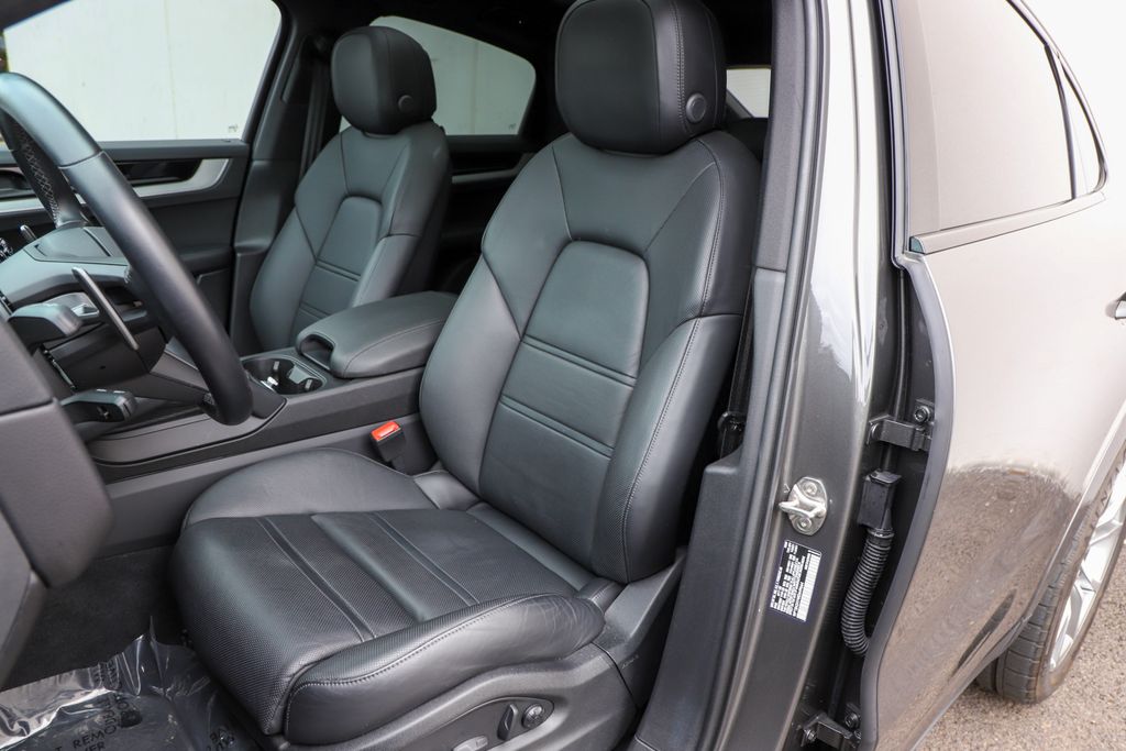 2024 Porsche Cayenne Coupe Base photo 4