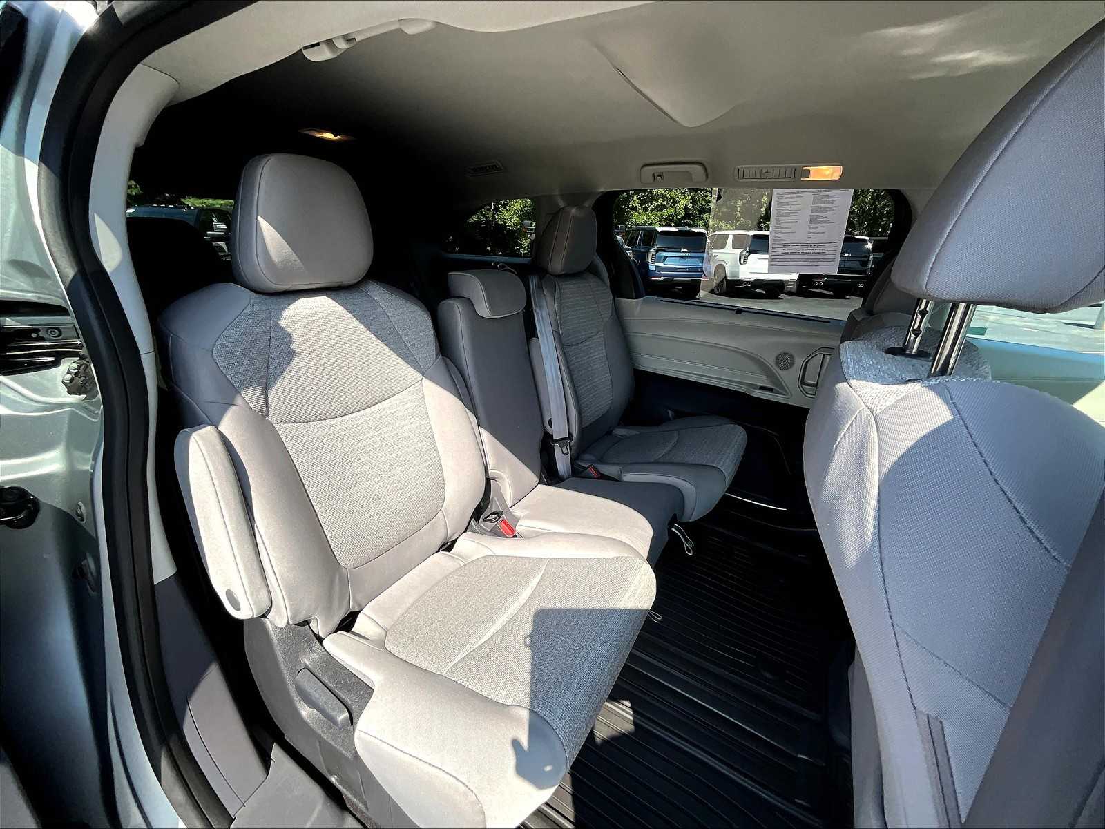 2023 Toyota Sienna LE photo 15