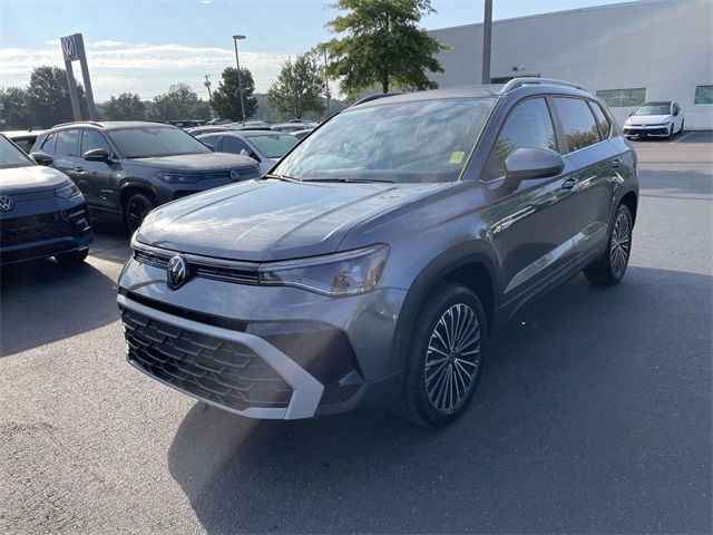 2025 Volkswagen Taos SE photo 3