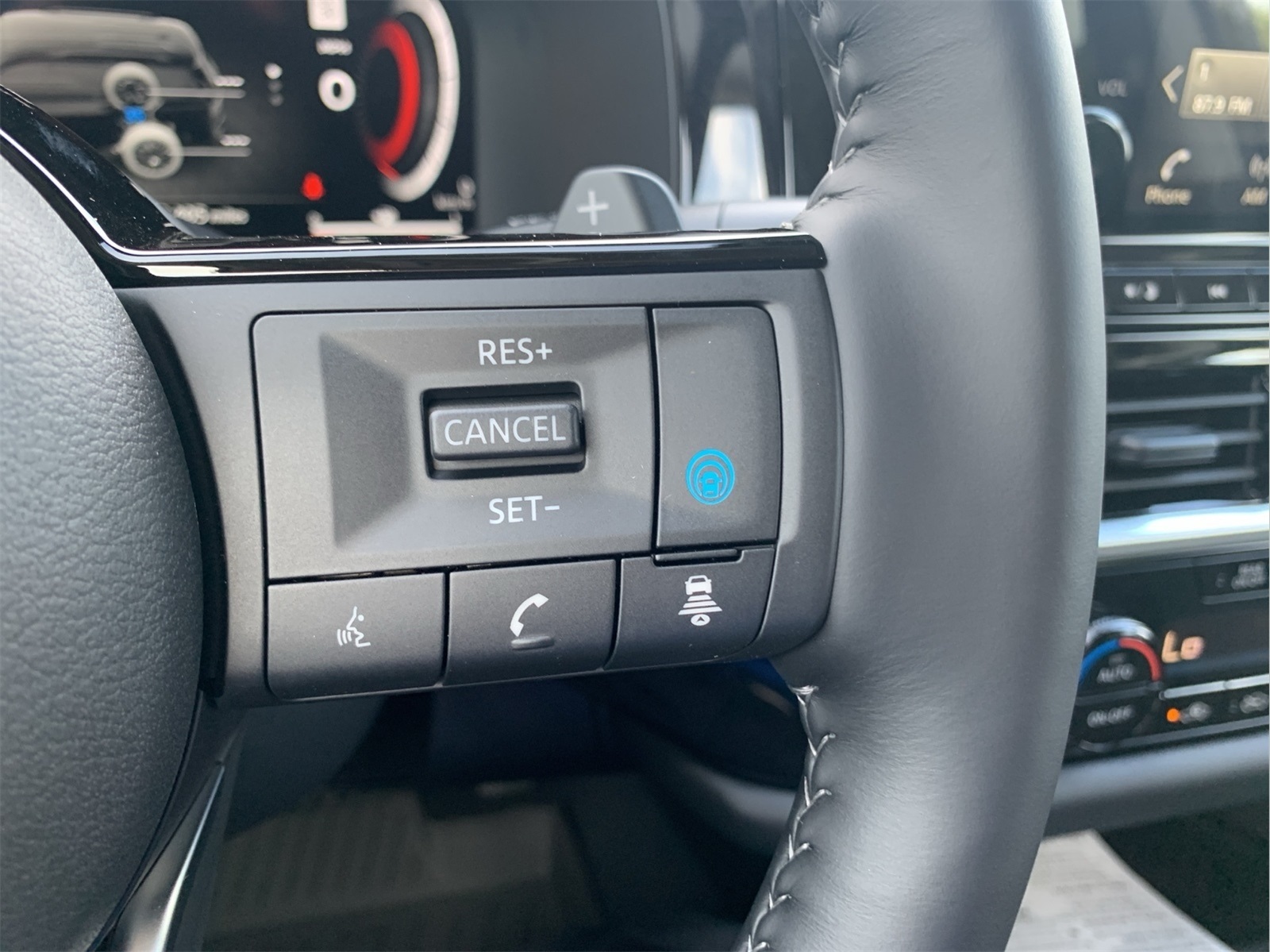 2025 Nissan Pathfinder Platinum photo 16