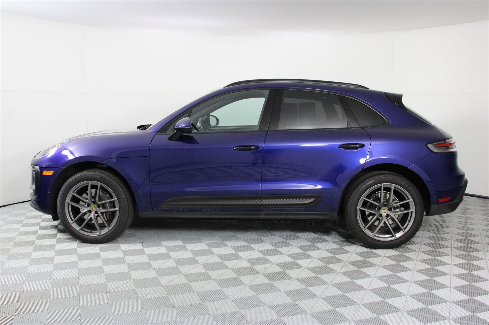 2023 Porsche Macan T photo 2