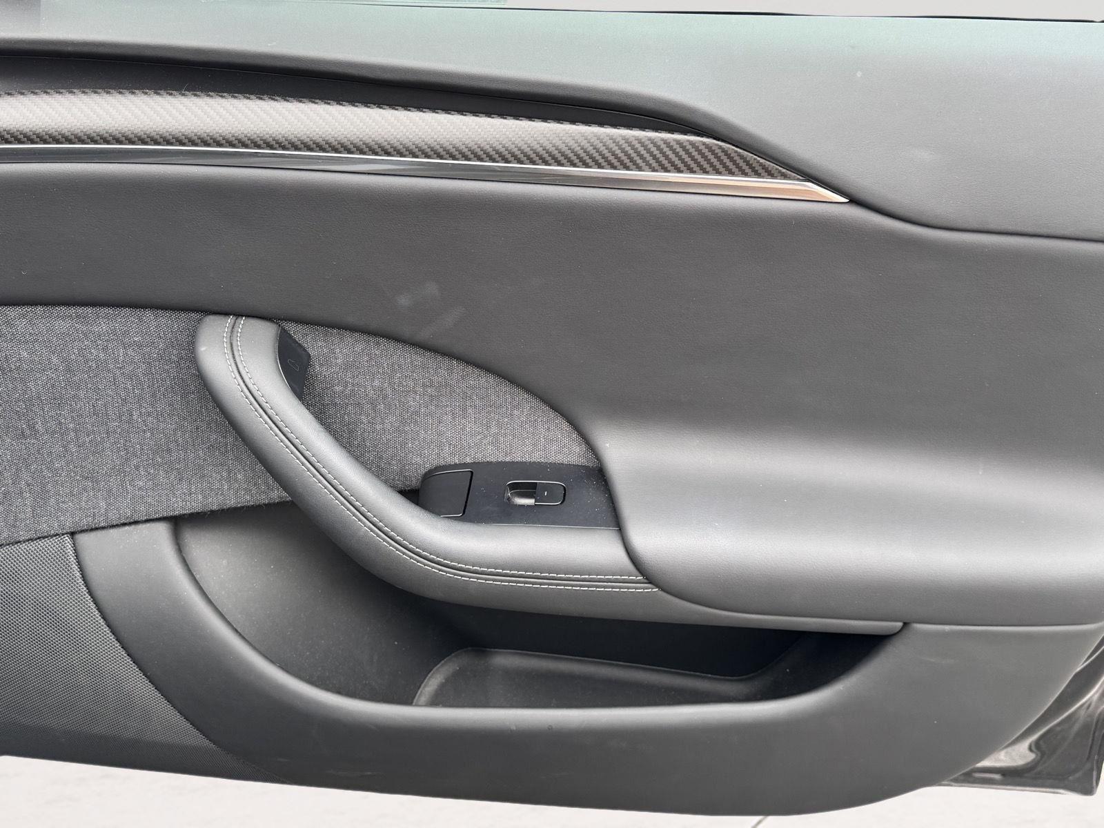 2022 Tesla Model S Plaid photo 17