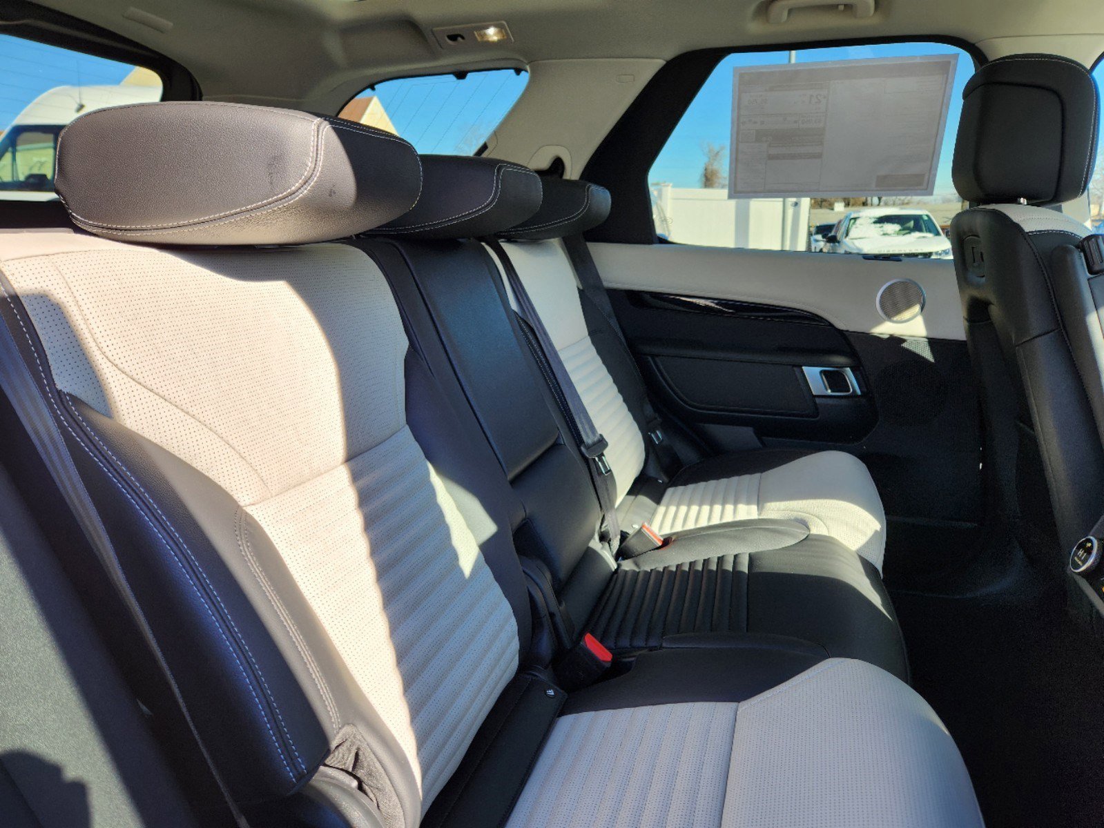 2025 Land Rover Discovery S photo 11