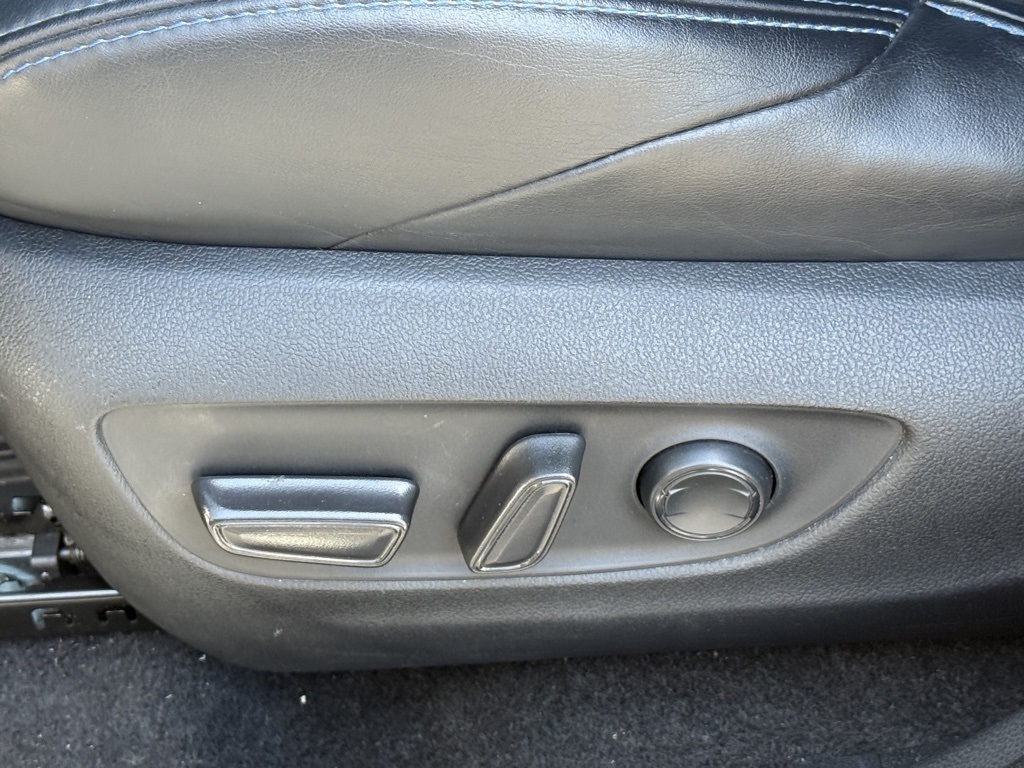 2020 Toyota RAV4 Hybrid XSE photo 17