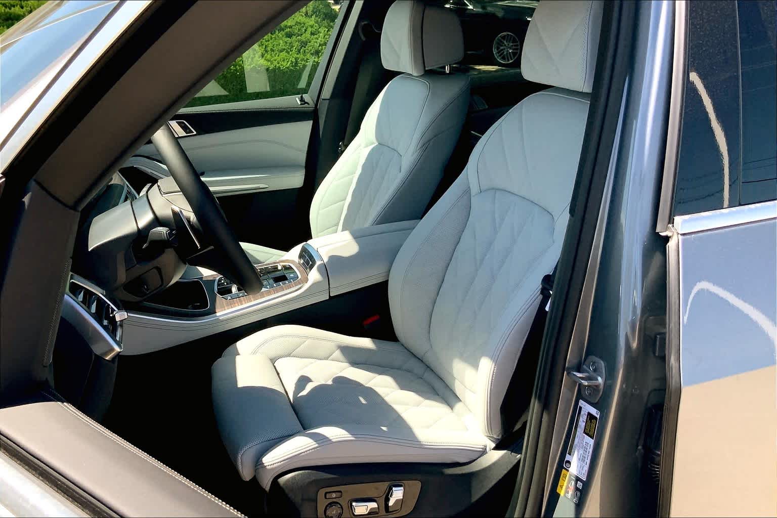 New 2025 Skyscraper Grey Metallic BMW xDrive50e image 9