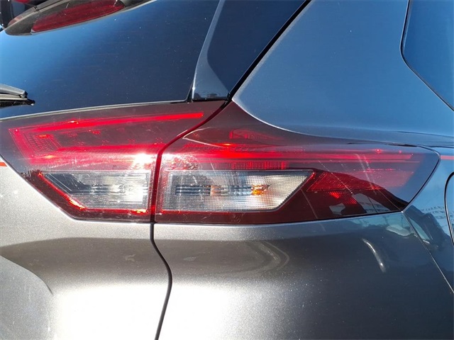 2021 Nissan Rogue SV photo 11