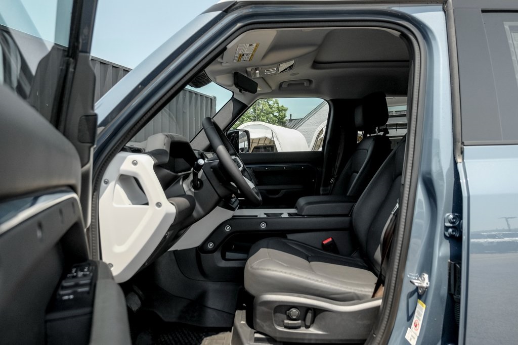 2025 Land Rover Defender 110 S photo 7