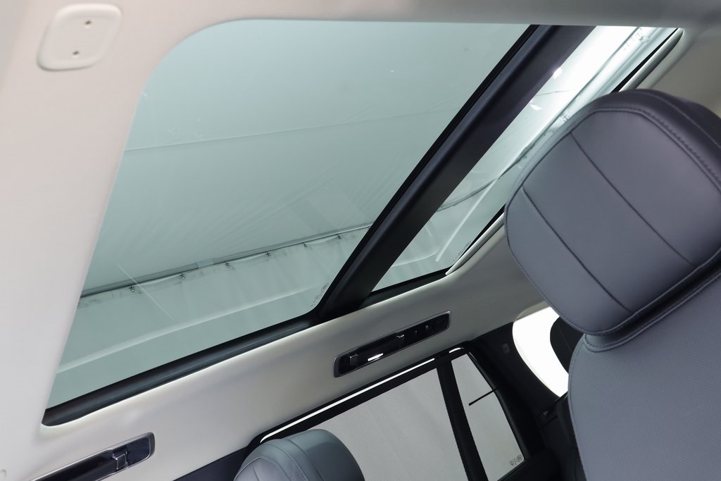 2025 Land Rover Range Rover SE photo 11