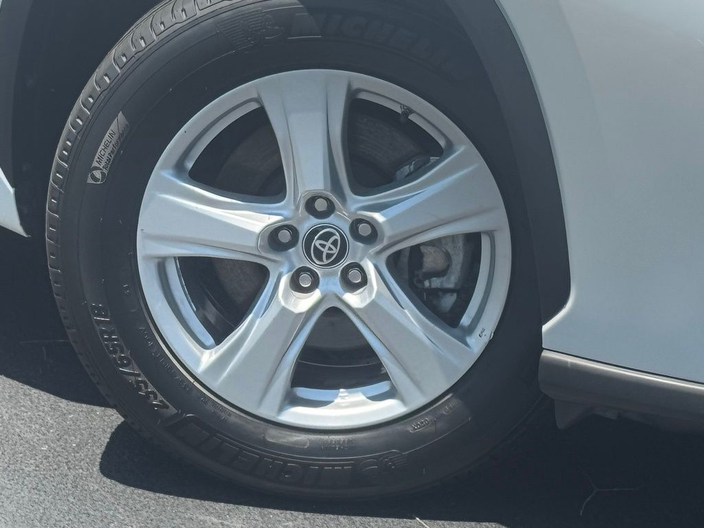 2023 Toyota Highlander L photo 2