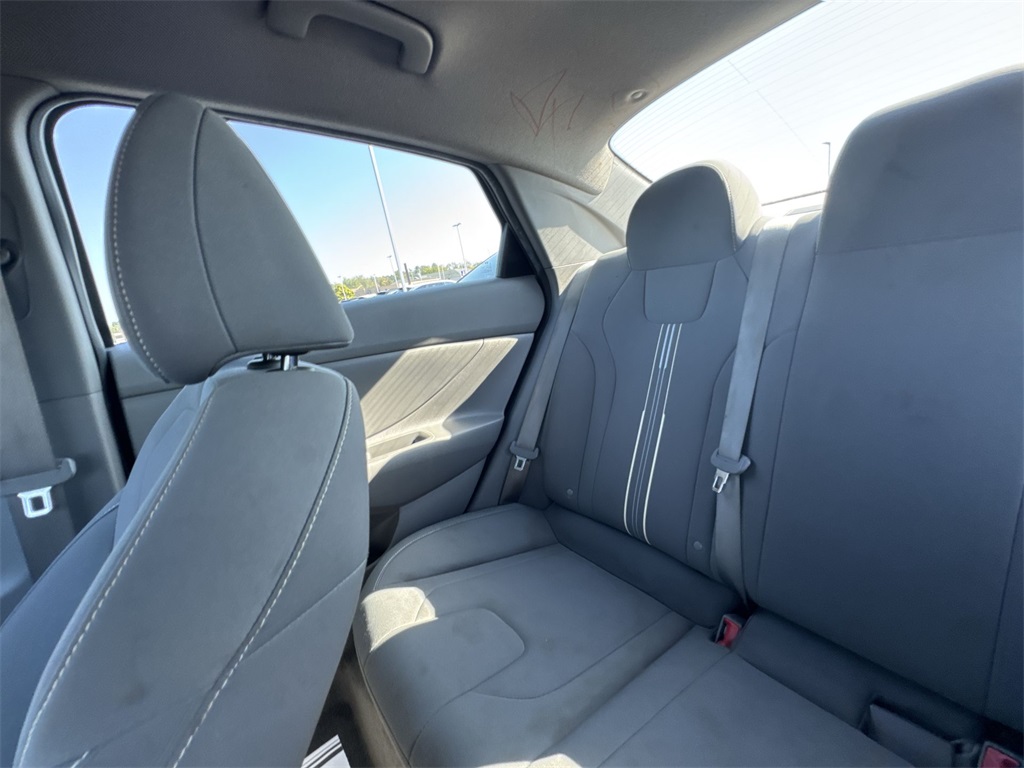 2022 Hyundai Elantra SEL photo 12