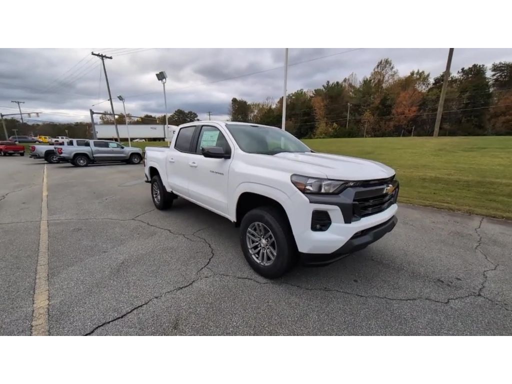 2024 Chevrolet Colorado LT photo 2